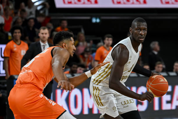 同时保持对 同时保持对